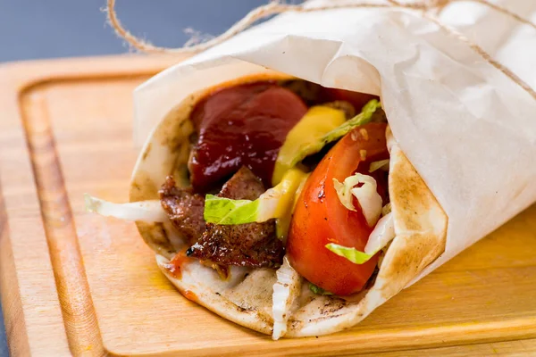 Sebze ve et serpiştirilmiş gira.