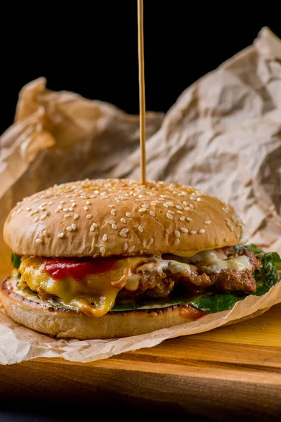 Burger Mit Steak Und Fließenden Soßen — Stockfoto