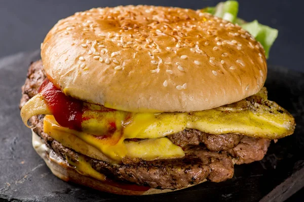 Hamburger Met Biefstuk Vloeiende Sauzen — Stockfoto