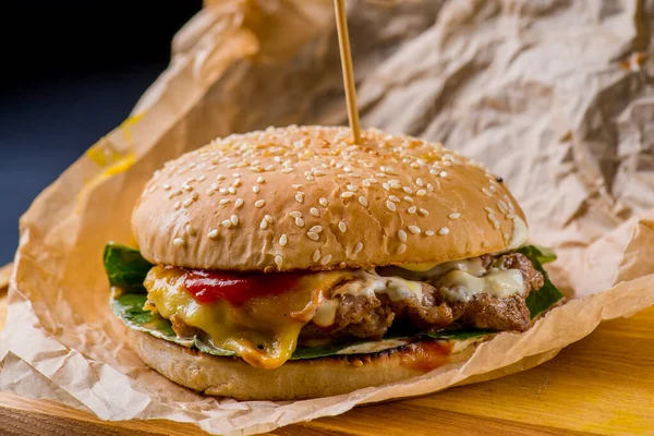 Hamburger Met Biefstuk Vloeiende Sauzen — Stockfoto