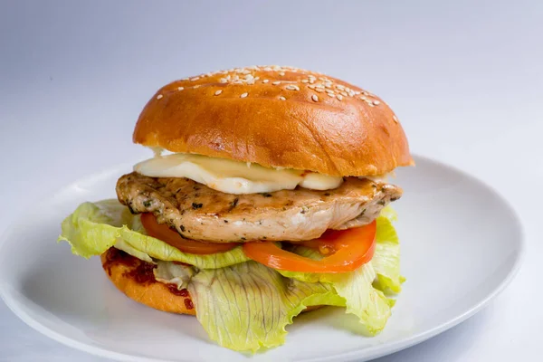 Burger Grillowaną Bułką — Zdjęcie stockowe