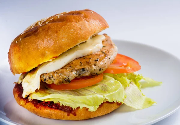 Burger Grillezett Zsemlével — Stock Fotó