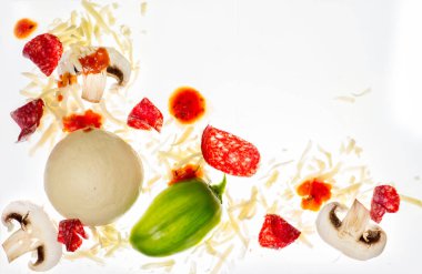 Parlak bir masada pizza için gerekli malzemeler. Işığa karşı