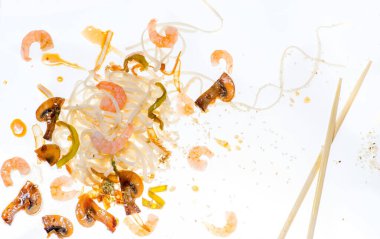 Tayland mutfağı. Karides ve mantarlı udon eriştesi.