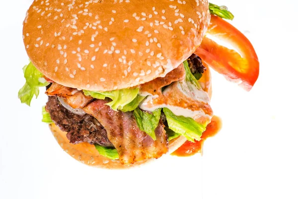 Burger Świecącym Stole — Zdjęcie stockowe