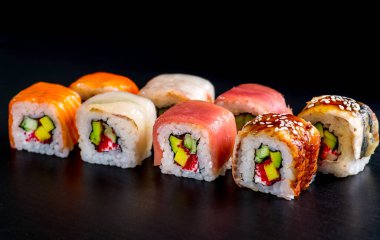 Siyah arka planda balıklı japonlar.