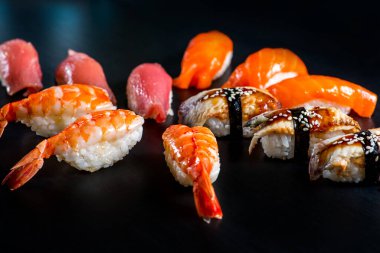 Siyah arka planda balıklı japonlar.