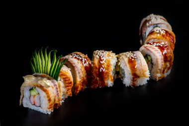 Siyah arka planda balıklı japonlar.