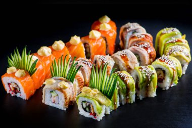 Siyah arka planda balıklı japonlar.