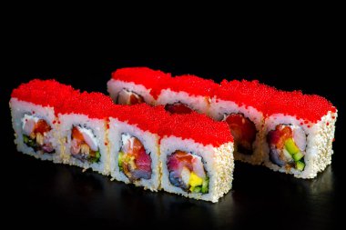 Siyah arka planda balıklı japonlar.