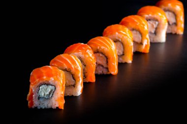 Siyah arka planda balıklı japonlar.