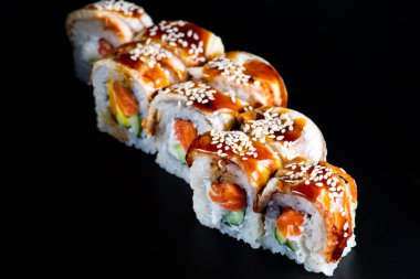 Siyah arka planda balıklı japonlar.