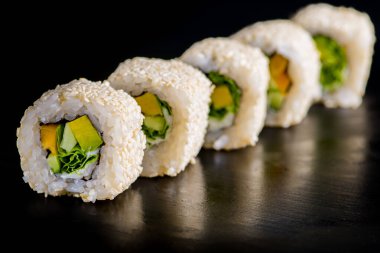 Siyah arka planda balıklı japonlar.