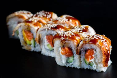 Siyah arka planda balıklı japonlar.