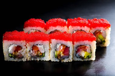 Siyah arka planda balıklı japonlar.