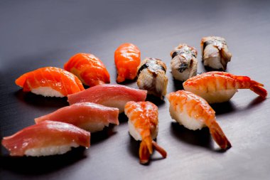 Siyah arka planda balıklı japonlar.