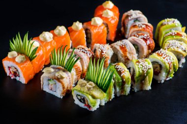 Siyah arka planda balıklı japonlar.