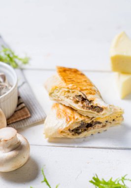 Hafif arka planda ızgara doldurulmuş pide.