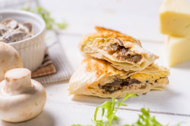 Hafif arka planda ızgara doldurulmuş pide.