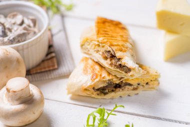 Hafif arka planda ızgara doldurulmuş pide.