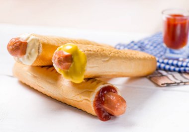 Farklı soslu Avrupa sosislileri