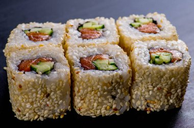 Siyah arka planda balıklı japonlar.