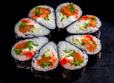 Siyah arka planda balıklı japonlar.