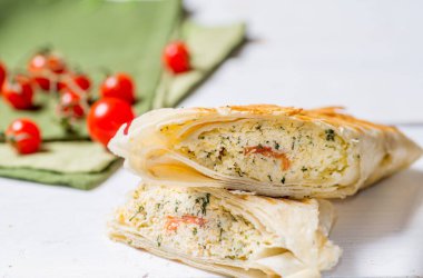 Hafif arka planda ızgara doldurulmuş pide.