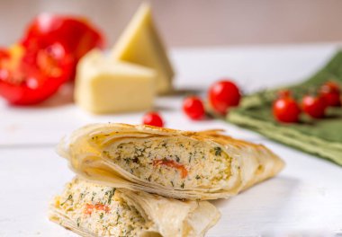 Hafif arka planda ızgara doldurulmuş pide.