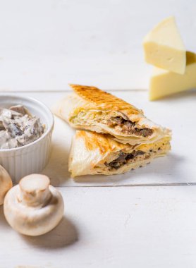 Hafif arka planda ızgara doldurulmuş pide.