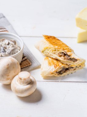 Hafif arka planda ızgara doldurulmuş pide.