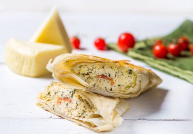 Hafif arka planda ızgara doldurulmuş pide.