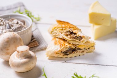 Hafif arka planda ızgara doldurulmuş pide.