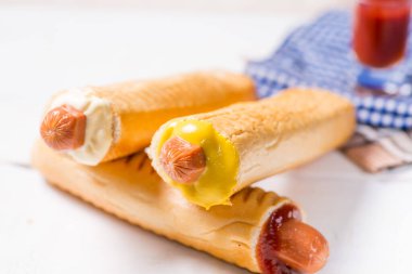 Farklı soslu Avrupa sosislileri