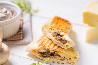 Hafif arka planda ızgara doldurulmuş pide.