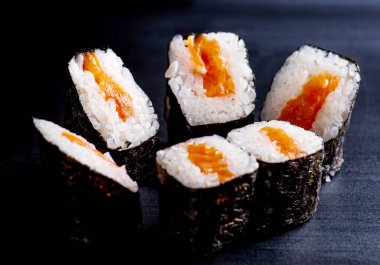 Siyah arka planda balıklı japonlar.