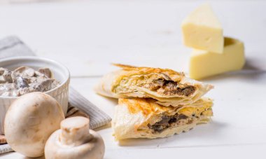 Hafif arka planda ızgara doldurulmuş pide.