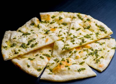 Arka planda vejetaryen pizzası