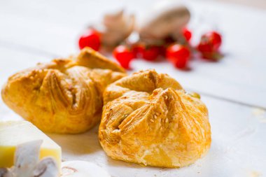 Beyaz arka planda taze hamur işleri. Arkaplandaki dolgu için gereksinimler.