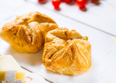 Beyaz arka planda taze hamur işleri. Arkaplandaki dolgu için gereksinimler.