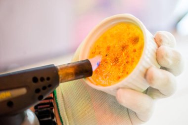 Krem karamelize şeker kabuğunu yakan brüle kreması.