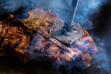 Siyah arka planda T-bon bifteği hazır.