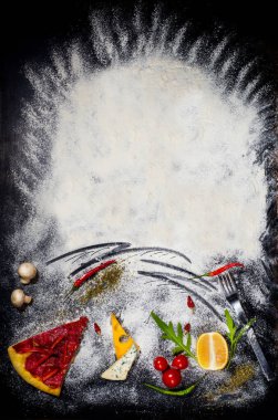 Pizza ve sebze süslemeli siyah tahtadaki un arkaplanı