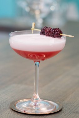 Barmen harika bir kokteyl hazırlar.