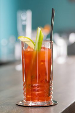 Barmen harika bir kokteyl hazırlar.