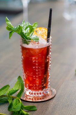 Barmen harika bir kokteyl hazırlar.