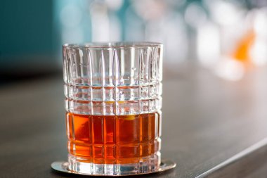 Barmen harika bir kokteyl hazırlar.