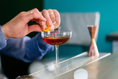 Barmen harika bir kokteyl hazırlar.