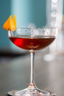 Barmen harika bir kokteyl hazırlar.