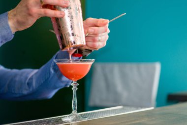 Barmen harika bir kokteyl hazırlar.